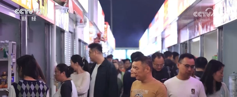 人头攒动、热闹非凡！城市治理变“堵”为“疏” 守护经济发展“烟火气”