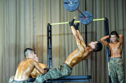 18图 看兵哥哥炫肌肉 ！