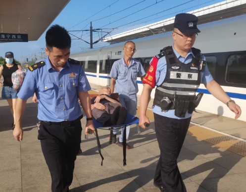 列车到达海宁西站时，他们已经拿着担架在站台等候……