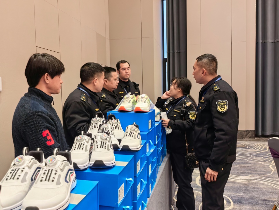 重罚!专骗老年人又出新花招,酒店抓现行…… 重罚!专骗老年人又出新花招,酒店抓现行……