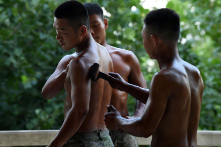 18图 看兵哥哥炫肌肉 ！