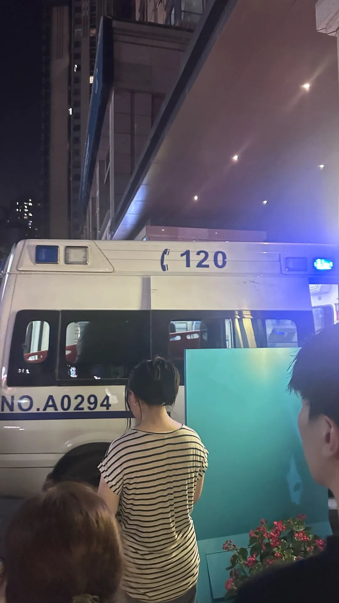 成都一地17日晚多小区停电，有人被困电梯40分钟，附近酒店爆满！凌晨已恢复供电