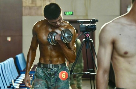 18图 看兵哥哥炫肌肉 ！