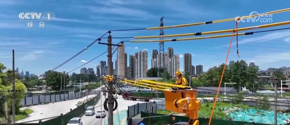 致敬高温下的劳动者！他们用汗水和坚守描绘最美的劳动画卷