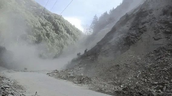 网红公路理小路结斯乡处发生高位垮塌，道路已交通管制