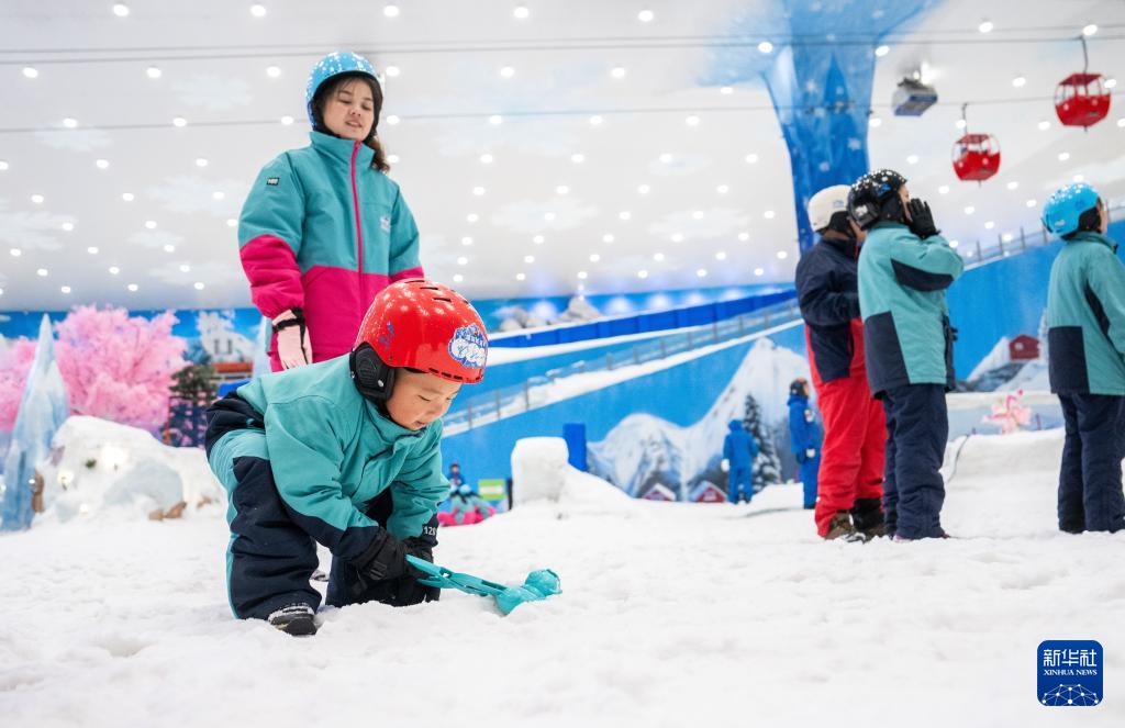 湖南：冰雪中躲避高温红色预警