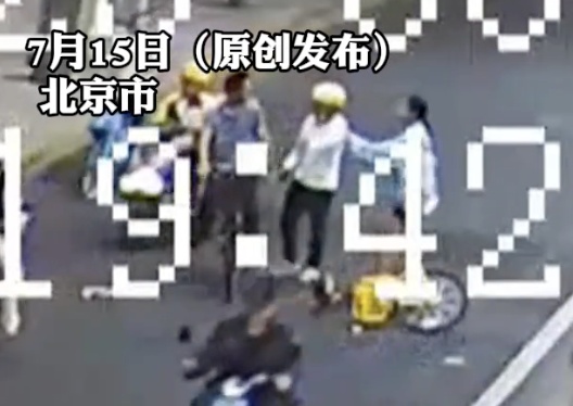 14岁少女遭男子疯狂别车  警方：李某某(男，42岁)行拘→