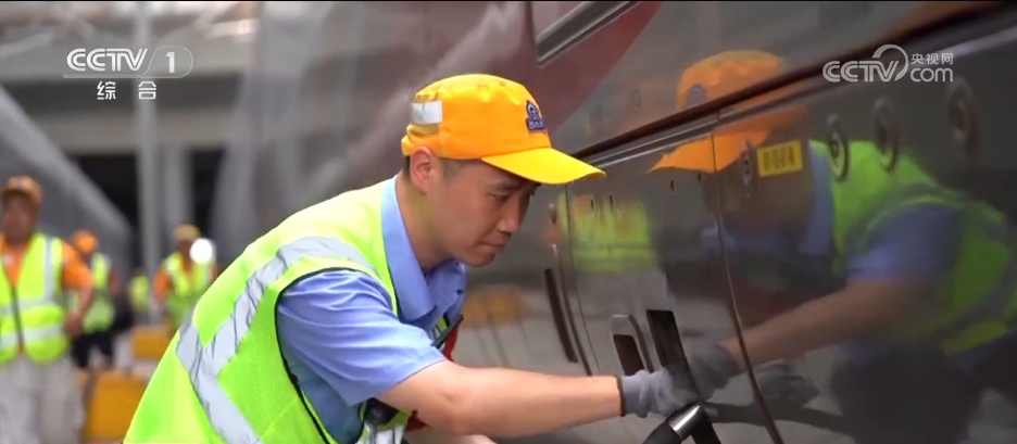 致敬高温下的劳动者！他们用汗水和坚守描绘最美的劳动画卷