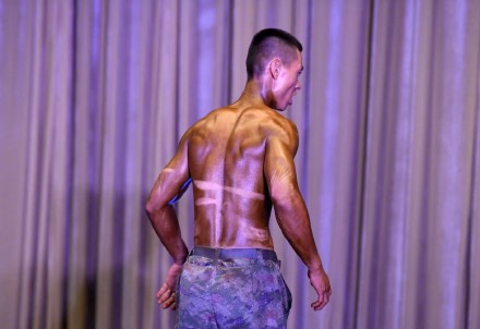 18图 看兵哥哥炫肌肉 ！