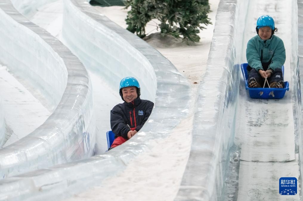 湖南：冰雪中躲避高温红色预警