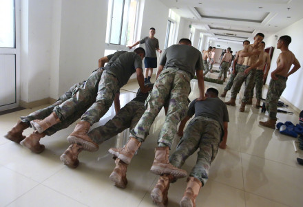 18图 看兵哥哥炫肌肉 ！