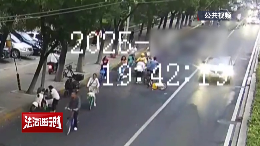 14岁女孩骑行时遭男子拉拽+别车 &nbsp;北京“外卖老哥”挺身而出！