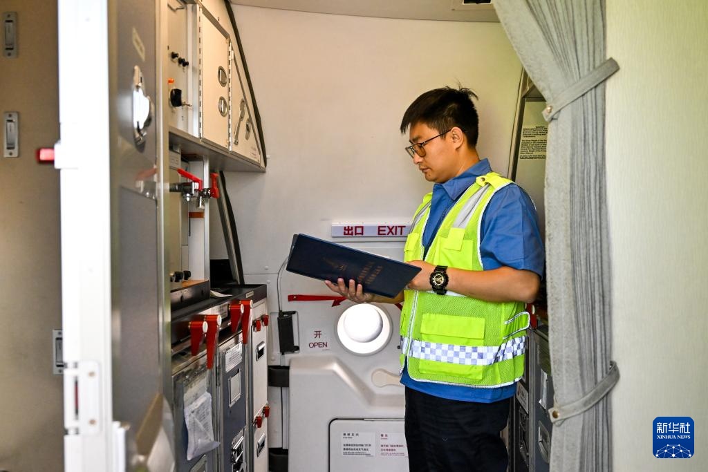 呼和浩特:保障暑期航班运行安全 呼和浩特:保障暑期航班运行安全