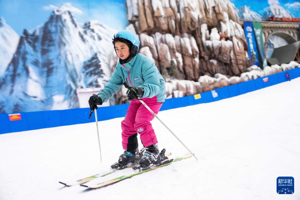 湖南：冰雪中躲避高温红色预警