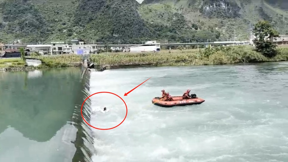 滚水坝上游泳遭遇不测，女子掉入“死亡沸腾线”！
