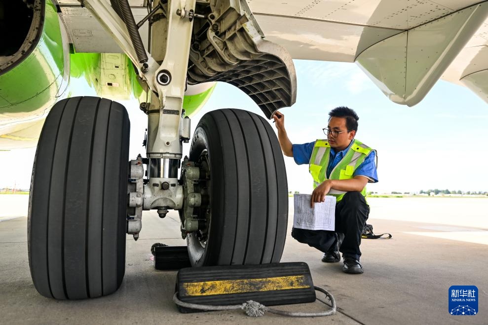 呼和浩特:保障暑期航班运行安全 呼和浩特:保障暑期航班运行安全