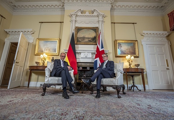 上任后首访英国 德国总理与英首相会晤