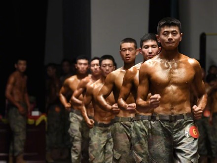18图 看兵哥哥炫肌肉 ！