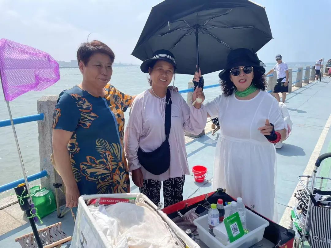 摆摊时听到呼救声，年近花甲的她奋不顾身跃入海中……