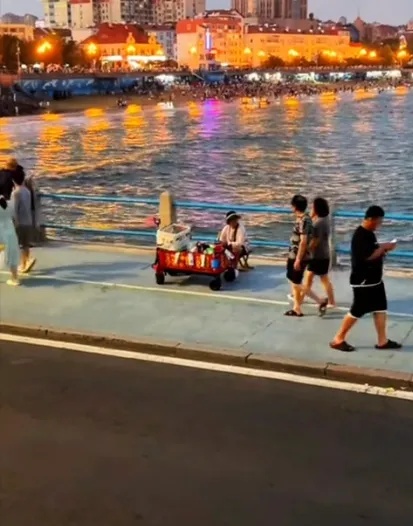 女儿辟谣青岛救人“玉米阿姨”被聘景区管理员：母亲仍拉着小车卖玉米和水