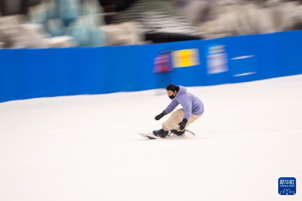 湖南：冰雪中躲避高温红色预警