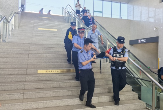 列车到达海宁西站时，他们已经拿着担架在站台等候……