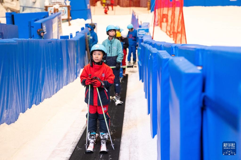 湖南：冰雪中躲避高温红色预警