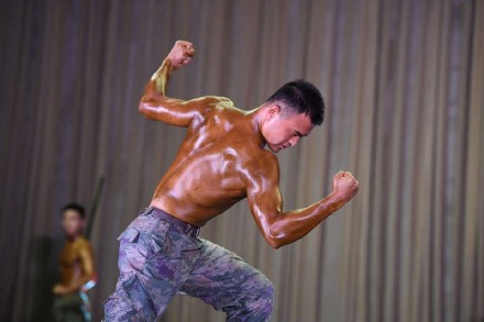 18图 看兵哥哥炫肌肉 ！