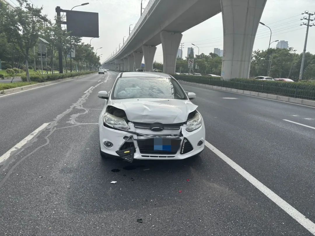 引以为戒！海宁一司机因为这件事造成多车追尾……