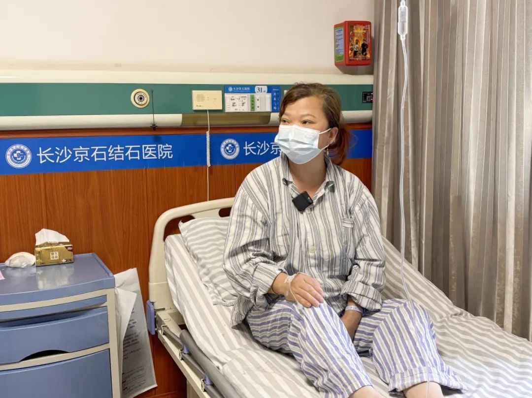 女子为生计奔波常憋尿，突发呕吐才知结石梗阻尿路