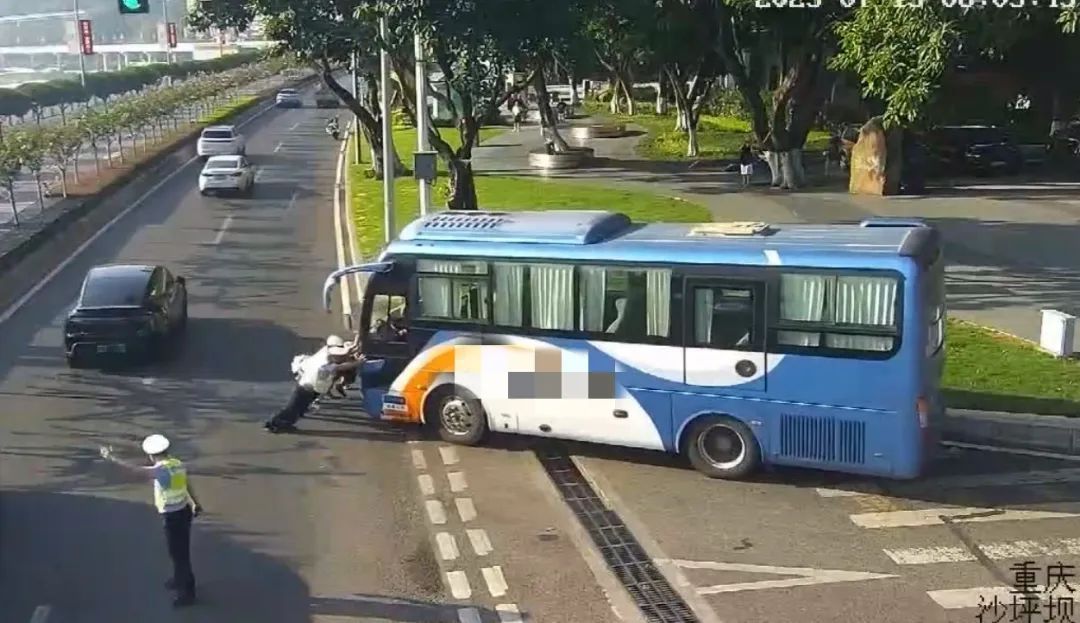 “10吨大巴早高峰‘趴窝’？重庆警民7双手硬核‘人肉拖车’！”