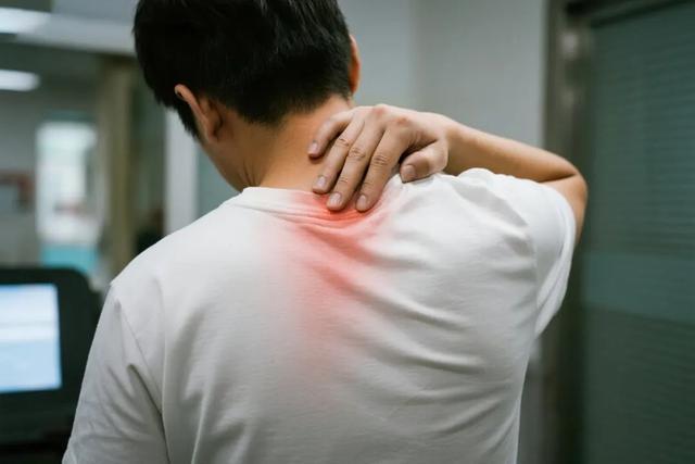 男子背痛硬扛3天，心肌大面积坏死！医生提醒：7种疼痛是心脏在求救