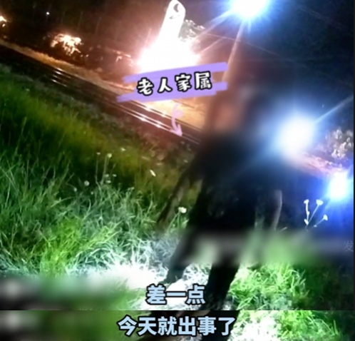 险象环生!老人中暑晕倒在铁轨旁,幸好他们及时发现 险象环生!老人中暑晕倒在铁轨旁,幸好他们及时发现