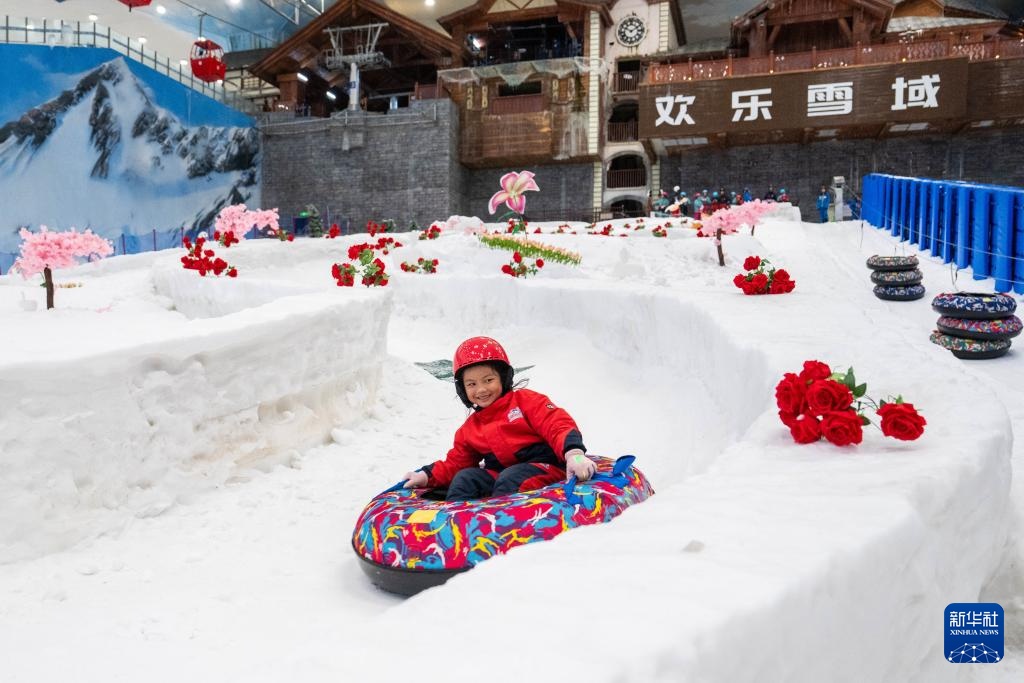 湖南：冰雪中躲避高温红色预警