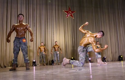 18图 看兵哥哥炫肌肉 ！