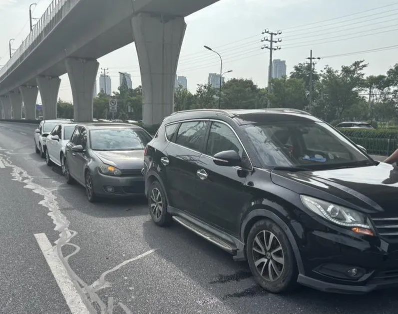 引以为戒！海宁一司机因为这件事造成多车追尾……