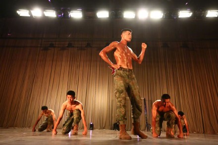 18图 看兵哥哥炫肌肉 ！