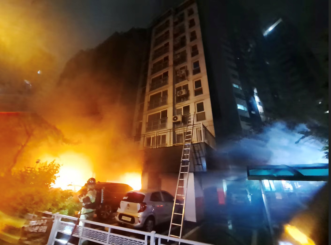 韩国一公寓发生火灾，1死66伤