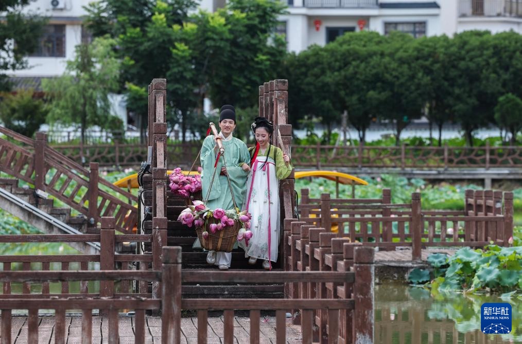 浙江建德:“莲子之乡”举办夏日荷花节 浙江建德:“莲子之乡”举办夏日荷花节