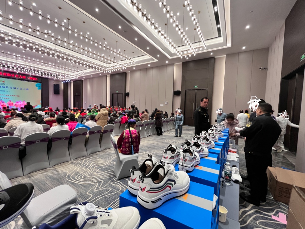 重罚!专骗老年人又出新花招,酒店抓现行…… 重罚!专骗老年人又出新花招,酒店抓现行……