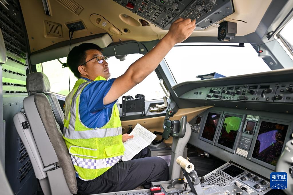 呼和浩特:保障暑期航班运行安全 呼和浩特:保障暑期航班运行安全