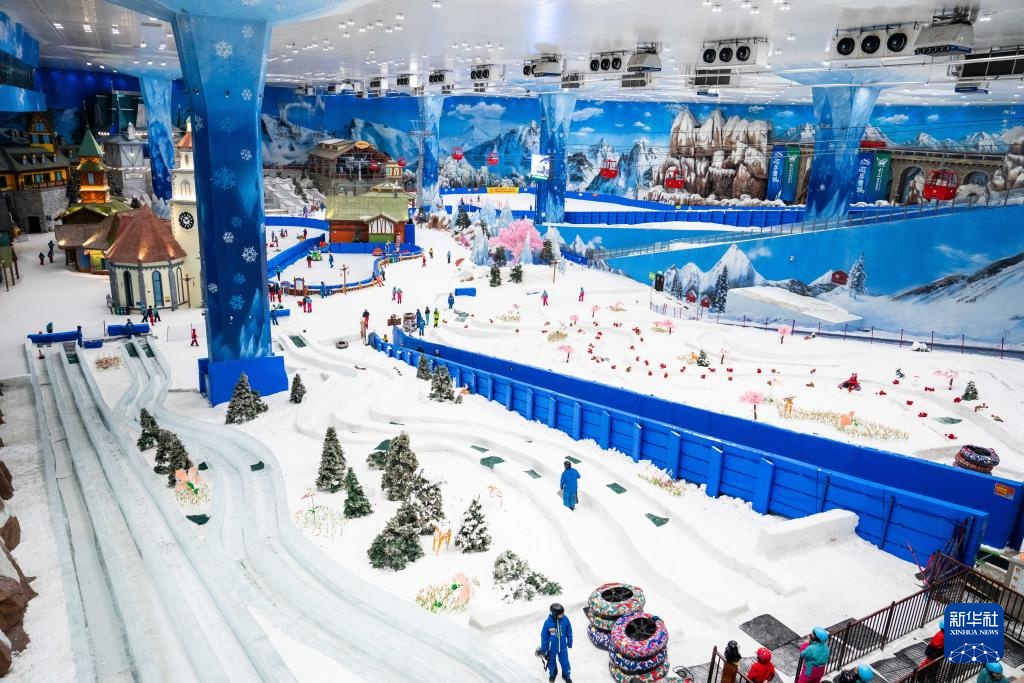 湖南：冰雪中躲避高温红色预警