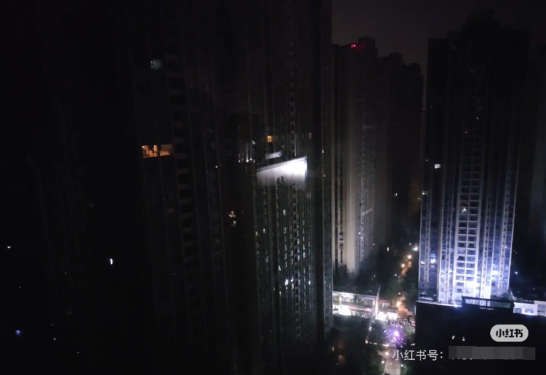 成都一地17日晚多小区停电，有人被困电梯40分钟，附近酒店爆满！凌晨已恢复供电