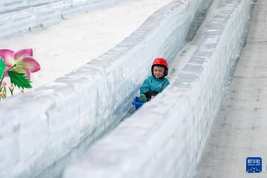 湖南：冰雪中躲避高温红色预警