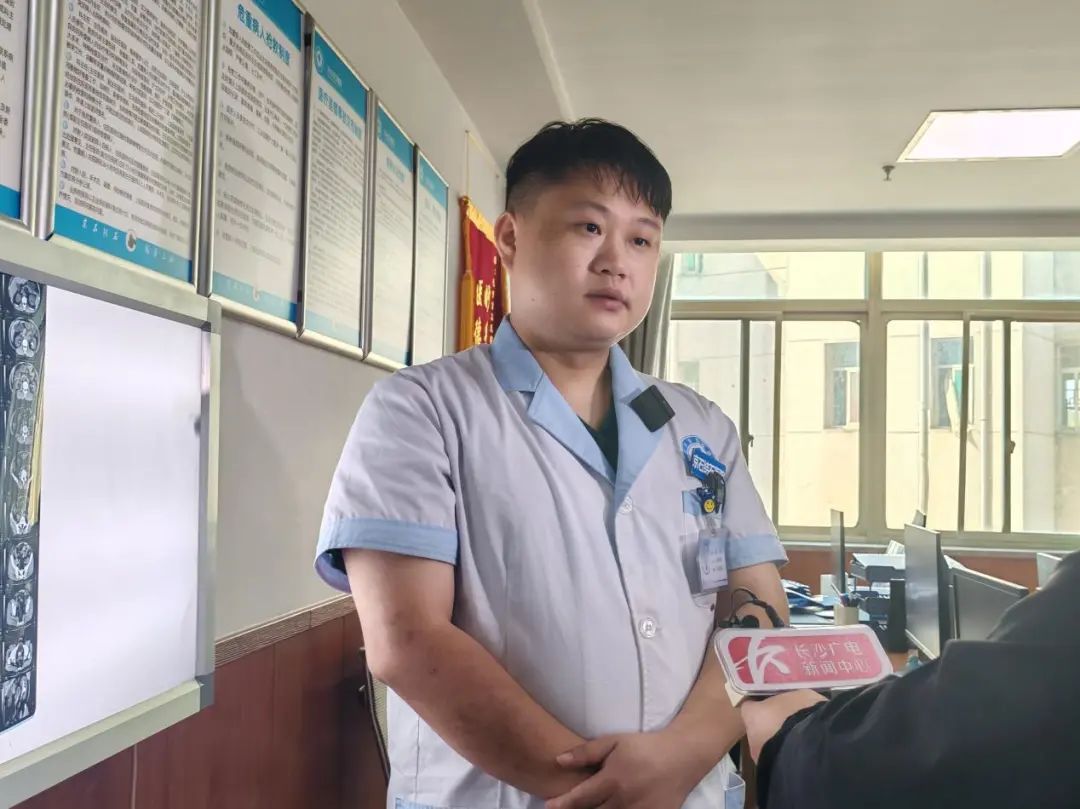 女子为生计奔波常憋尿，突发呕吐才知结石梗阻尿路