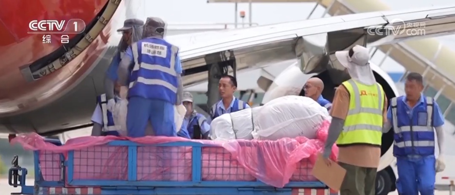 致敬高温下的劳动者！他们用汗水和坚守描绘最美的劳动画卷