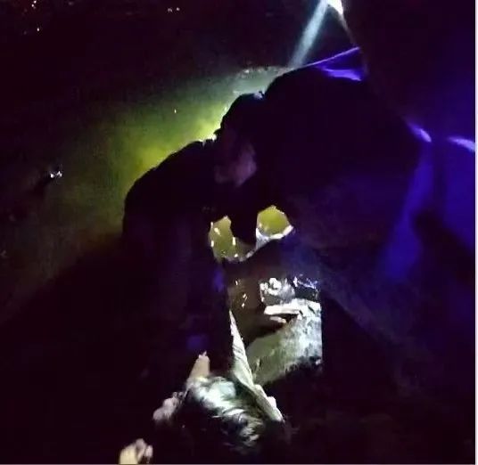“来抓住我的手！”民警奋力救回轻生女子