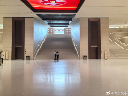 “斜行电梯”亮相抗战纪念馆,解8.4米高差无障碍通行难题 “斜行电梯”亮相抗战纪念馆,解8.4米高差无障碍通行难题