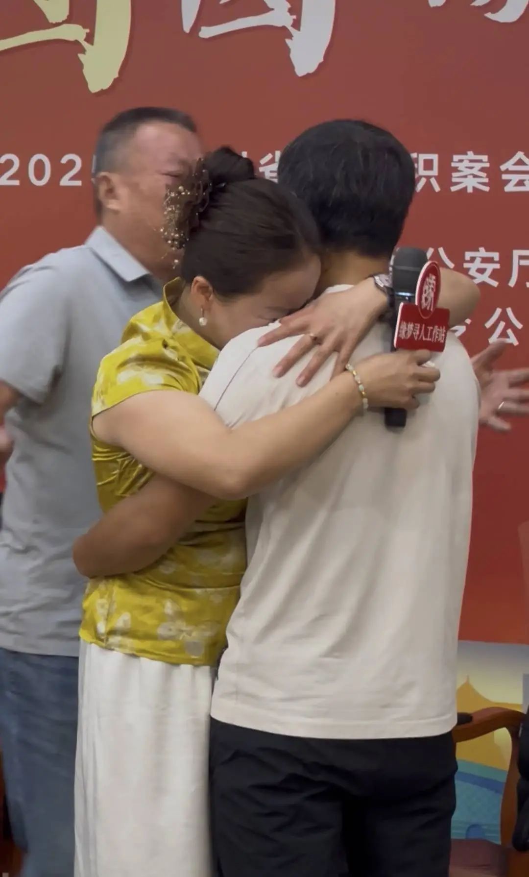 泪目！最长失散37年！三对父母终于盼回三个儿子