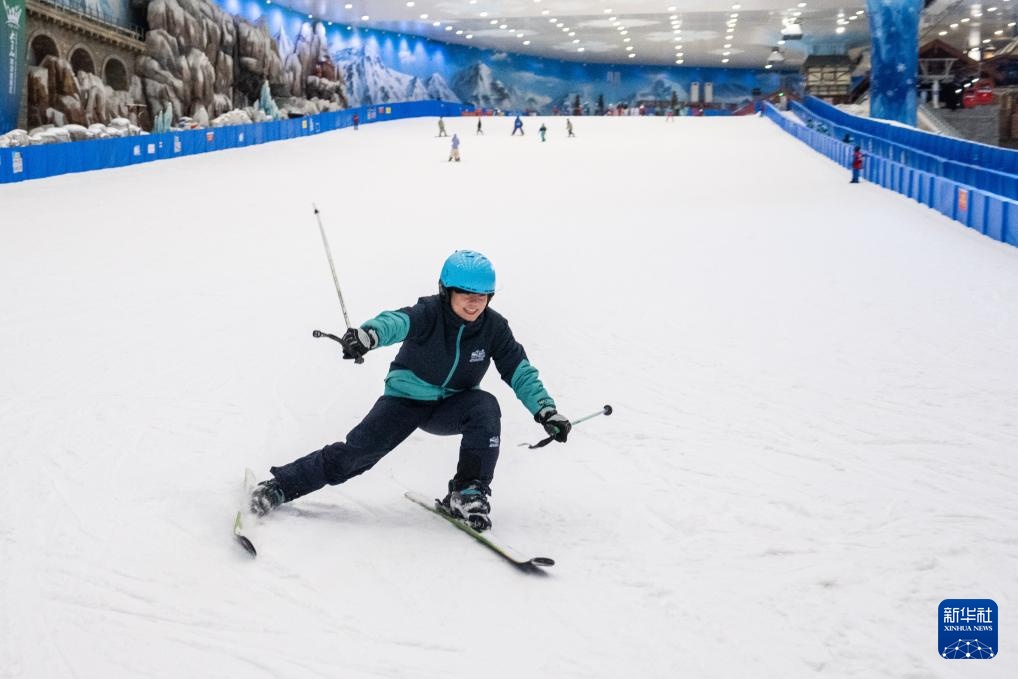 湖南：冰雪中躲避高温红色预警
